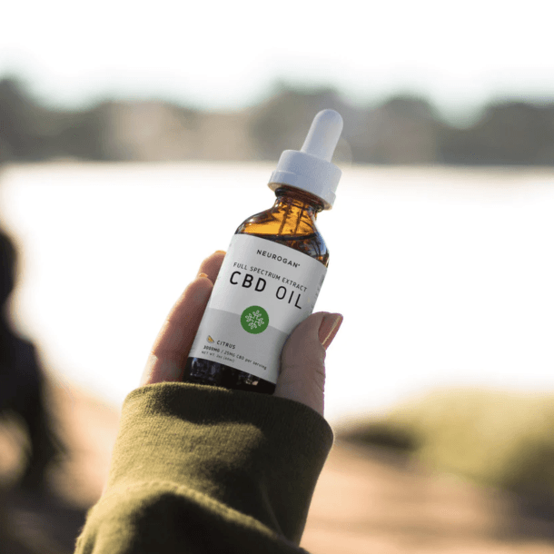 Neurogan CBD Олія 12 000 мг флакон у руці