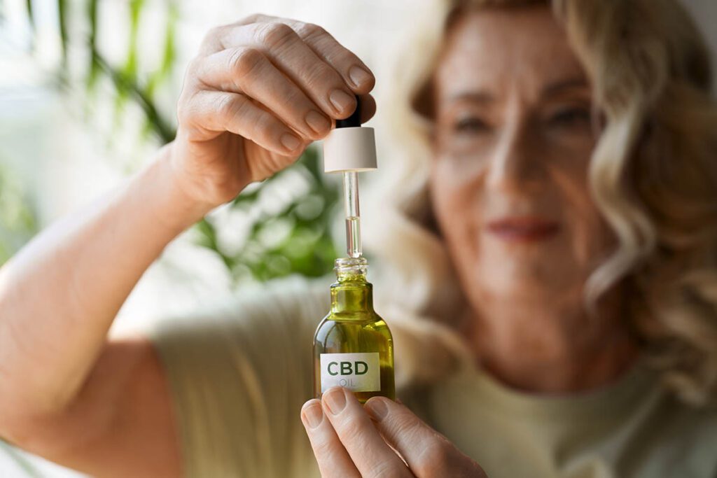Жінка використовує CBD при місячних для зменшення болю та спазмів
