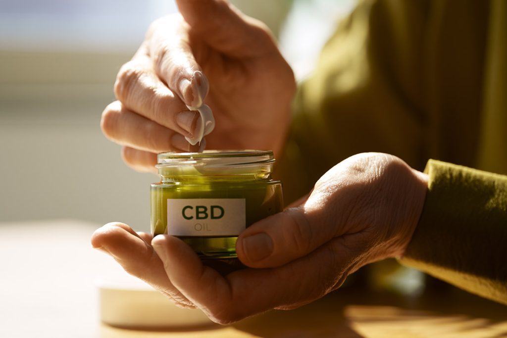 CBD олія у руках